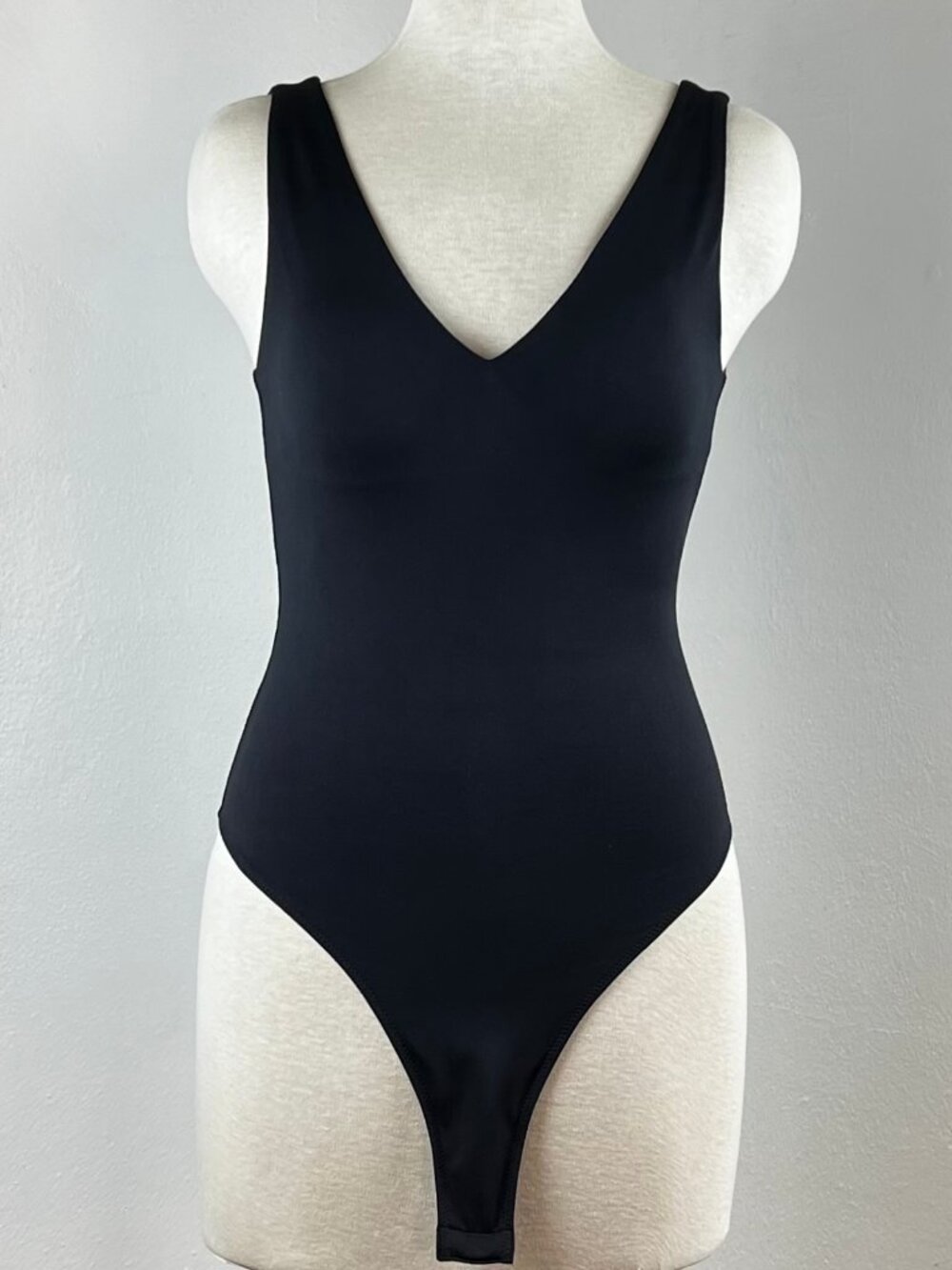 Vuori Dreamknit Halo V-Neck Bodysuit | Black | Size Small | NWOT